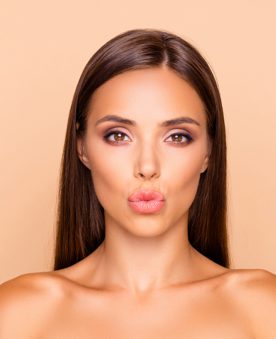 Woman-puckering-lips-after-successful-lip-injections
