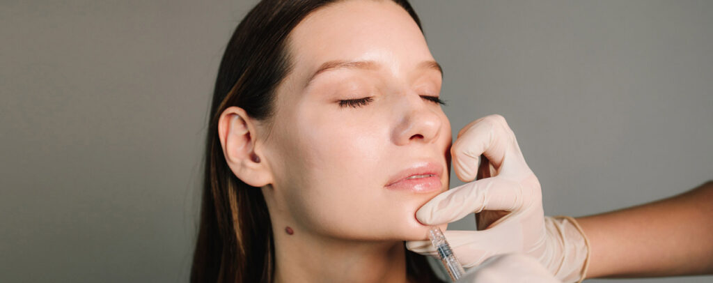 female-patient-having-medical-professional-evaluate-chin