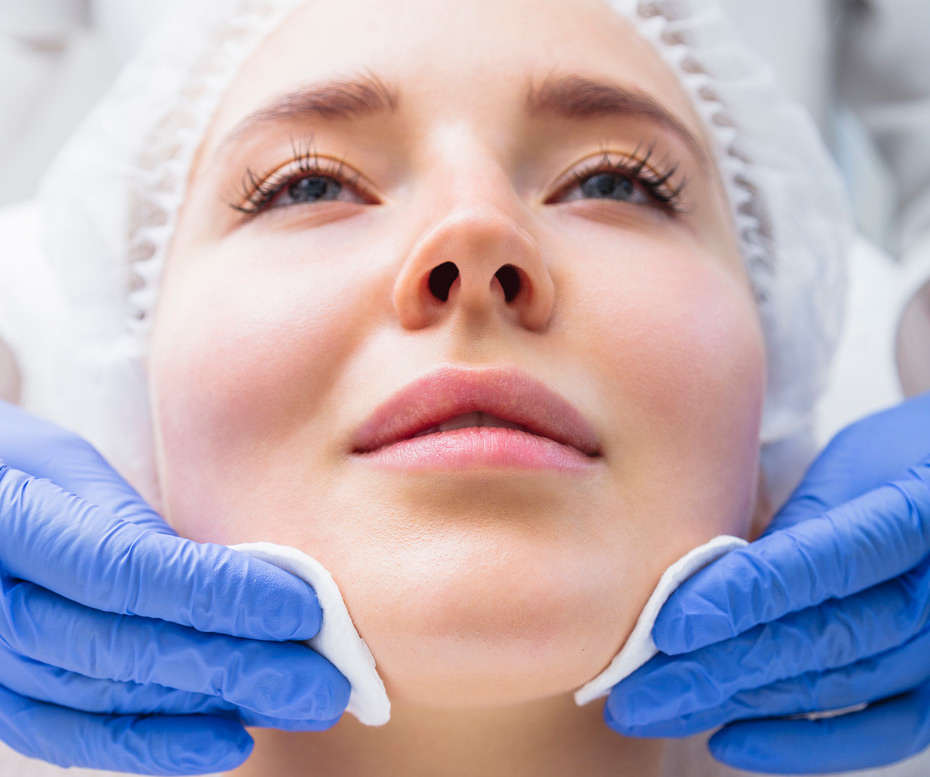 Beautiful-woman-getting-beauty-treatment-at-salon