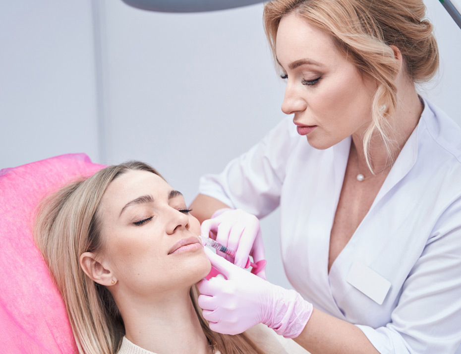 Botox-treatment-procedure-at-clinic