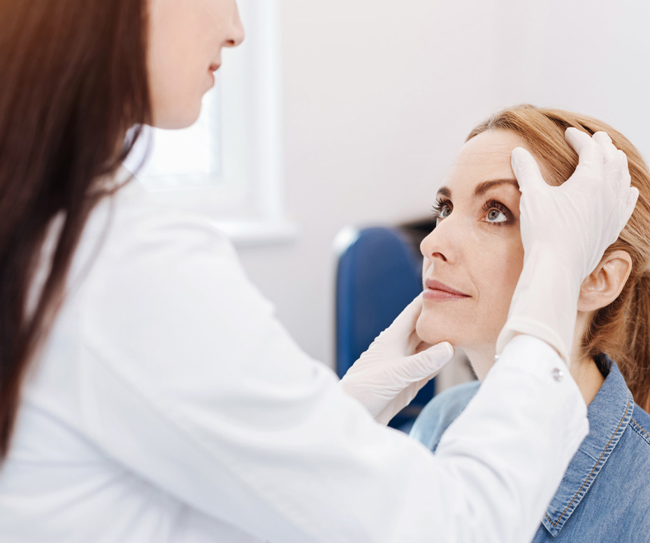 Consultation-with-aesthetic-doctor