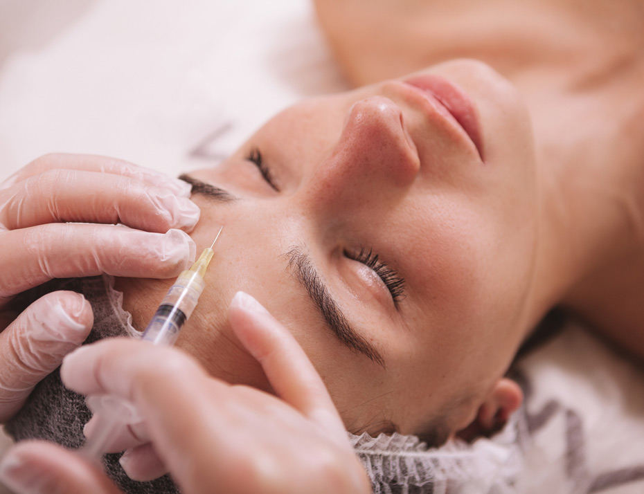 Doctor-injecting-Botox-in-forehead