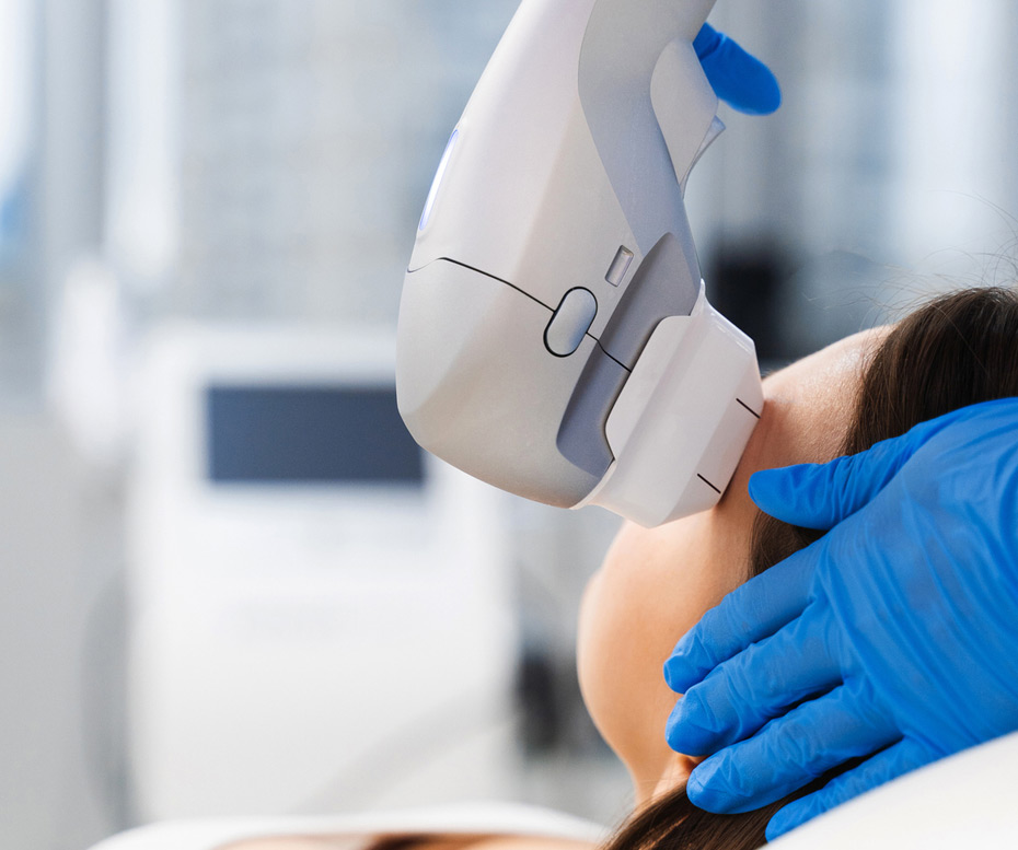 Girl-having-cosmetic-procedure-in-clinic