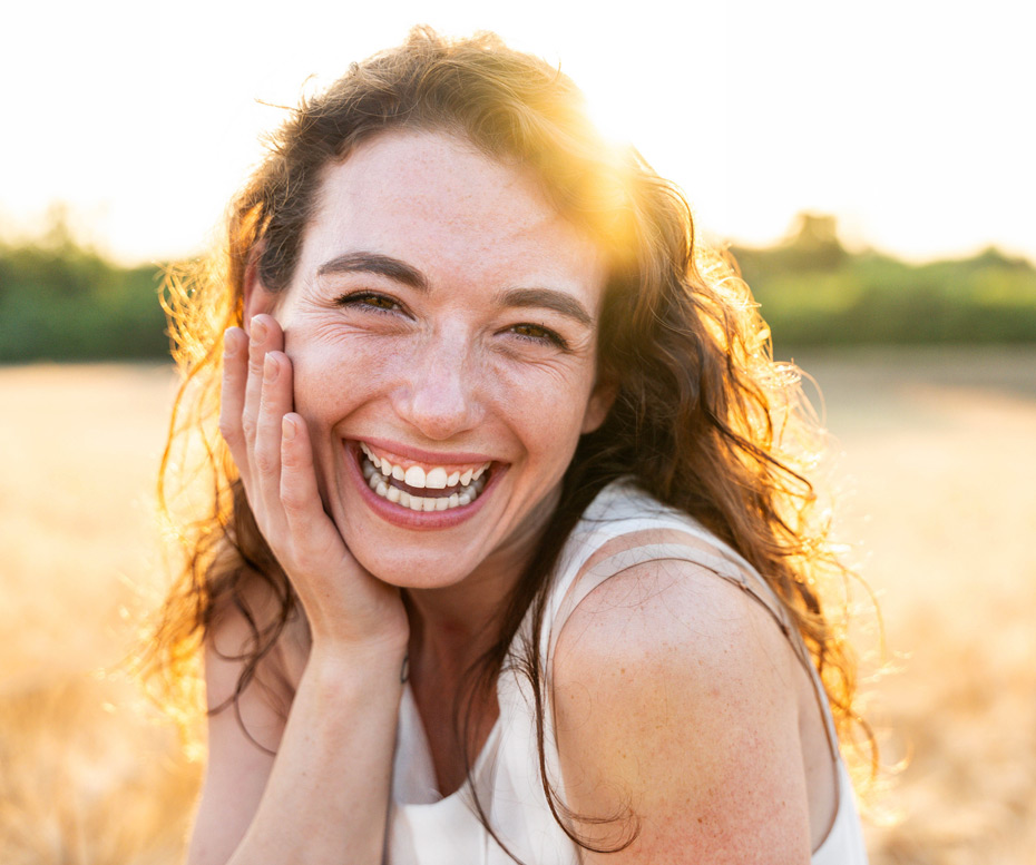 Happy,-beautiful-woman-with-smiling-face
