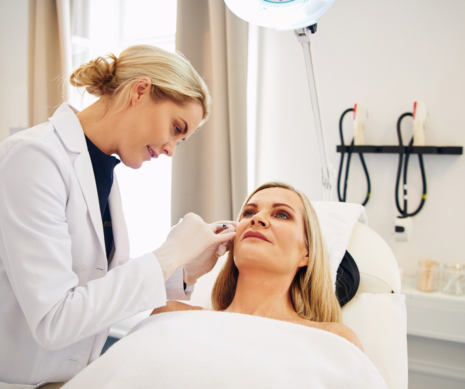 Professional-doctor-injecting-Botox-into-a-patient’s-forehead