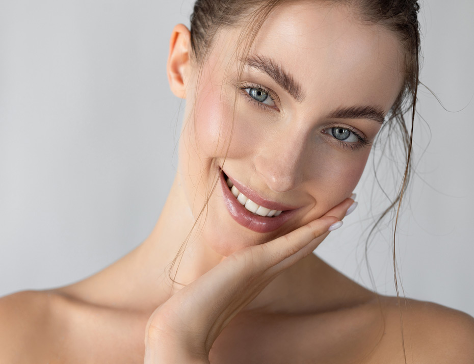 Smiling-woman-with-smooth,-youthful-skin