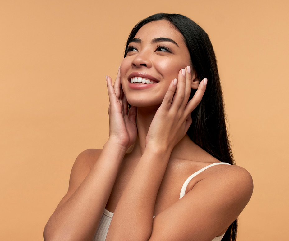 Woman-talking-with-beautician