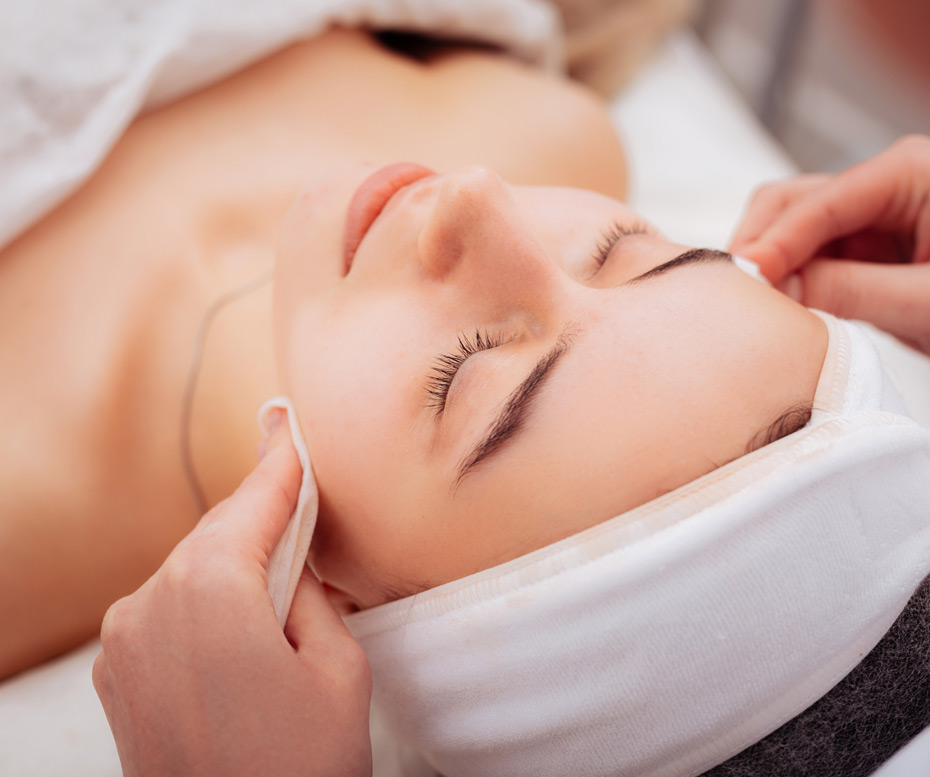 Woman-with-clean,-healthy,-glowing-skin