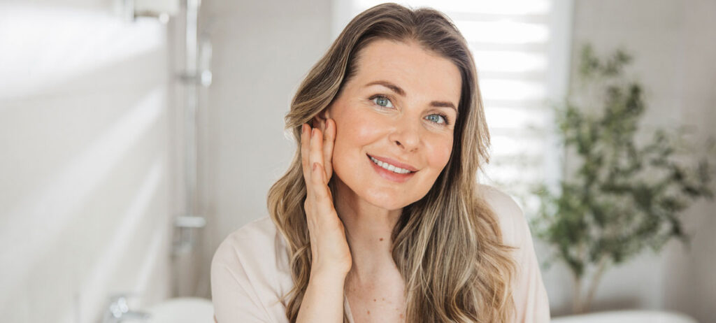 woman-applying-moisturizer-on-face